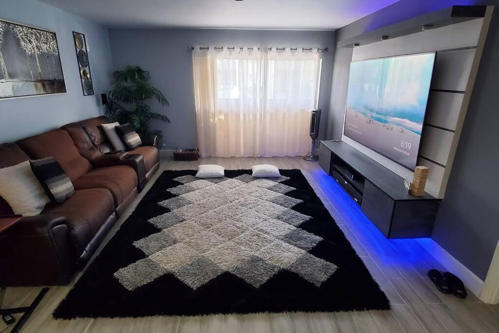 Fully Furnished, Beautiful, Spacious Two Bedroom Condo ラウダーヒル エクステリア 写真
