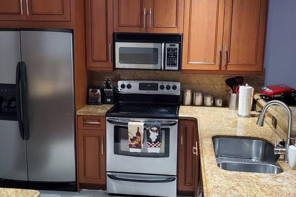 Fully Furnished, Beautiful, Spacious Two Bedroom Condo ラウダーヒル エクステリア 写真