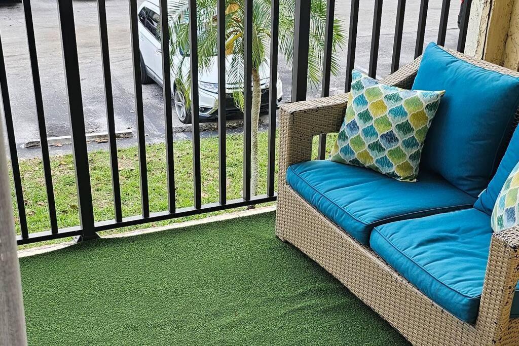 Fully Furnished, Beautiful, Spacious Two Bedroom Condo ラウダーヒル エクステリア 写真