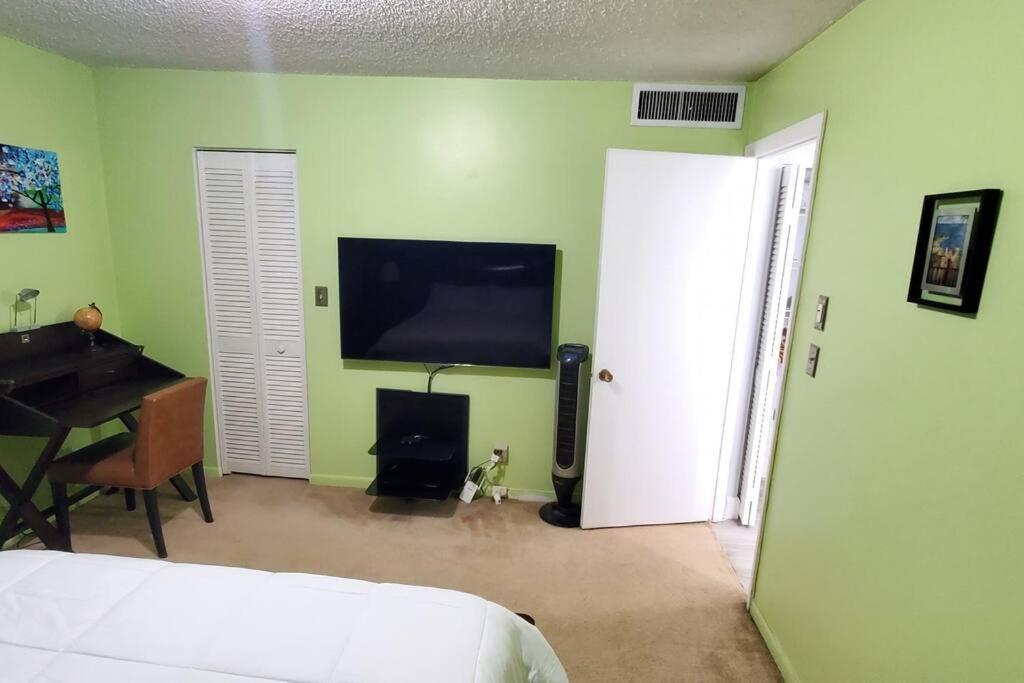 Fully Furnished, Beautiful, Spacious Two Bedroom Condo ラウダーヒル エクステリア 写真