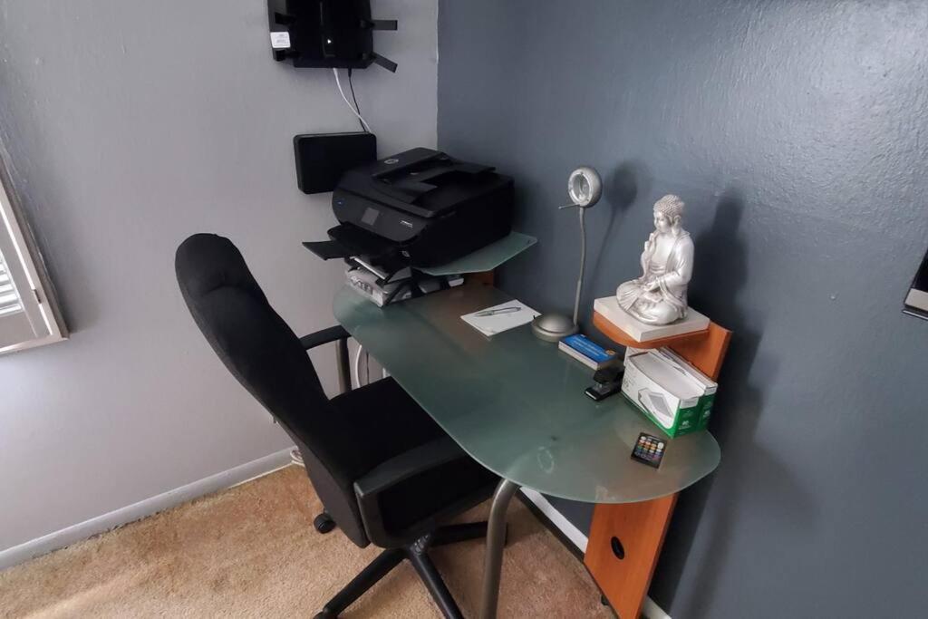 Fully Furnished, Beautiful, Spacious Two Bedroom Condo ラウダーヒル エクステリア 写真