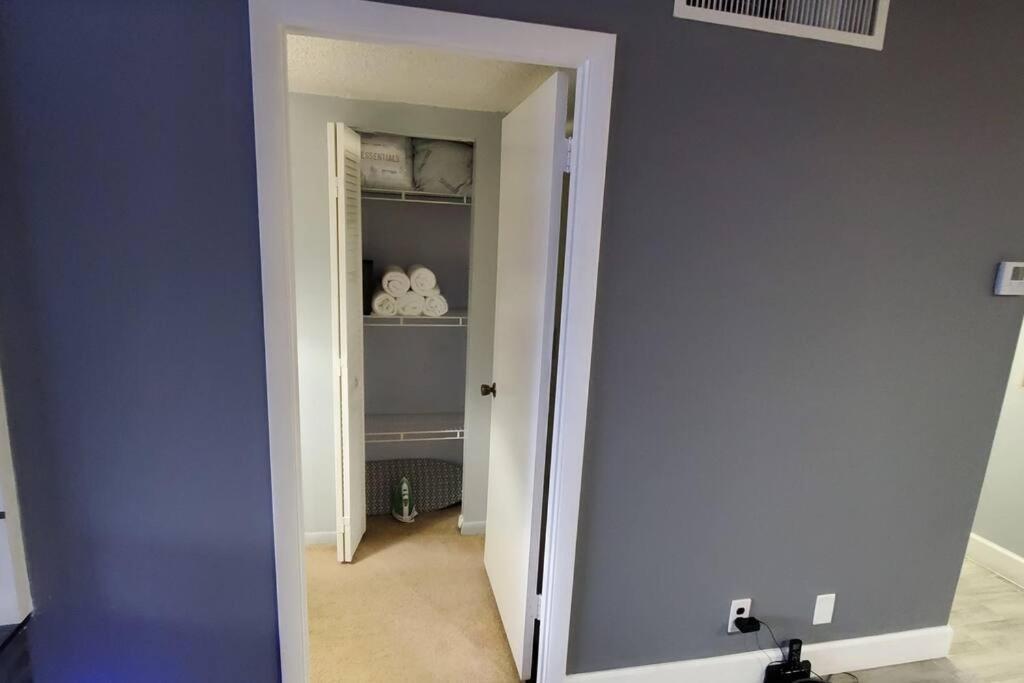 Fully Furnished, Beautiful, Spacious Two Bedroom Condo ラウダーヒル エクステリア 写真