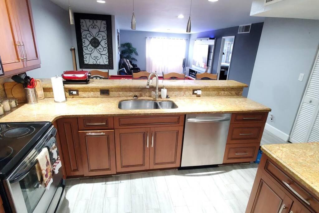 Fully Furnished, Beautiful, Spacious Two Bedroom Condo ラウダーヒル エクステリア 写真