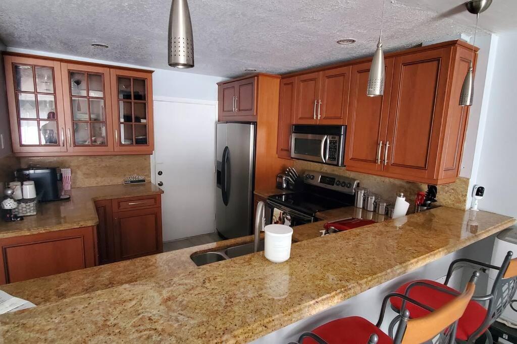 Fully Furnished, Beautiful, Spacious Two Bedroom Condo ラウダーヒル エクステリア 写真