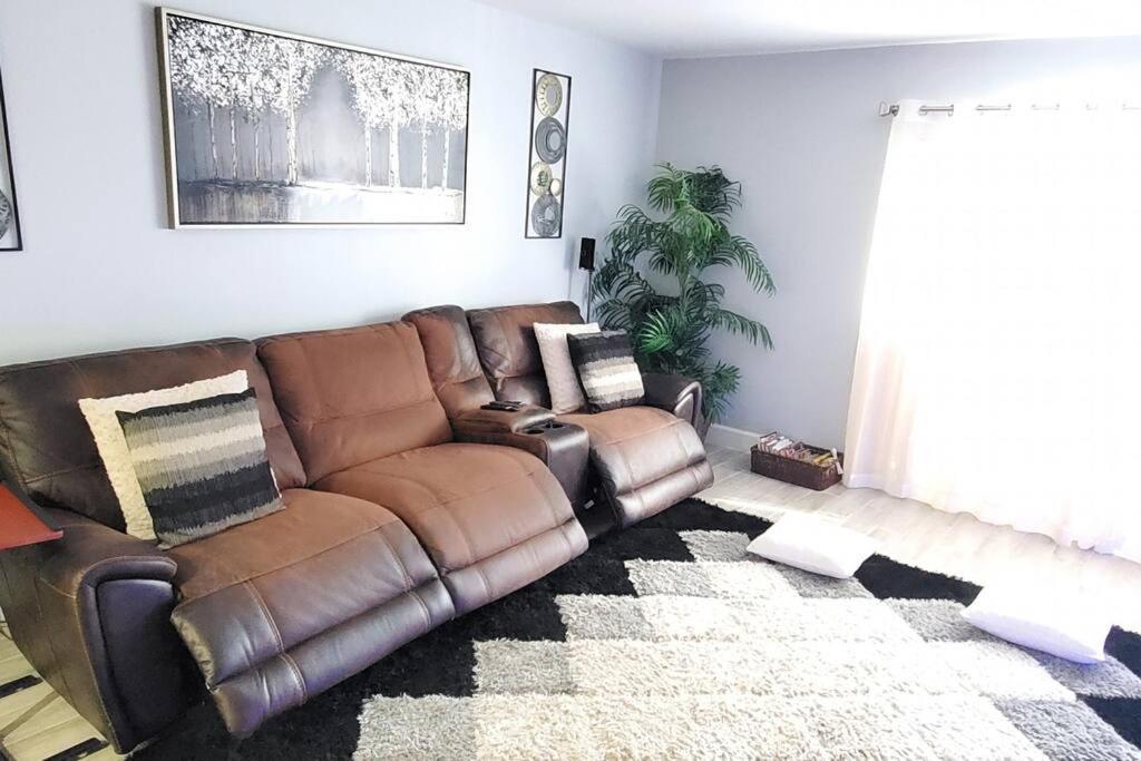 Fully Furnished, Beautiful, Spacious Two Bedroom Condo ラウダーヒル エクステリア 写真